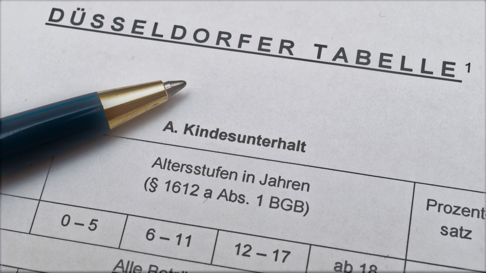 Stift liegt auf Dokument der Düsseldorfer Tabelle 2023 