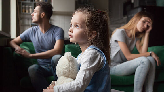 Veraergertes, frustriertes kleines Mädchen, muede vom Kampf der Eltern