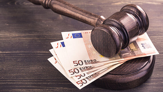 Richterhammer und vier Euro-Banknoten