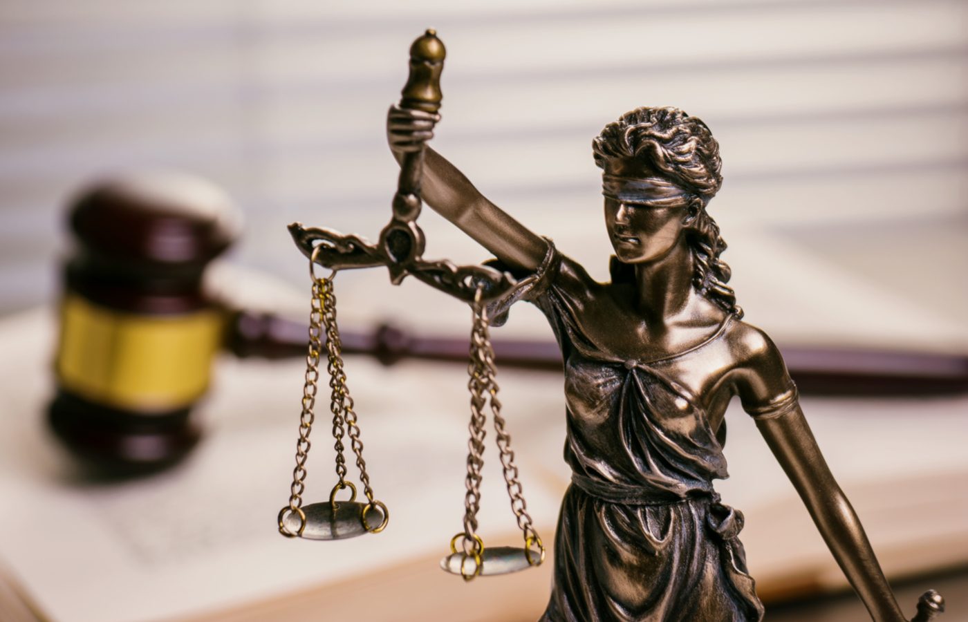 Justitia-Statue mit Waage und Hammer, Symbol für Rechtsprechung, BGH, Pfändungsschutz im Familienrecht, Scheidung, Unterhalt.