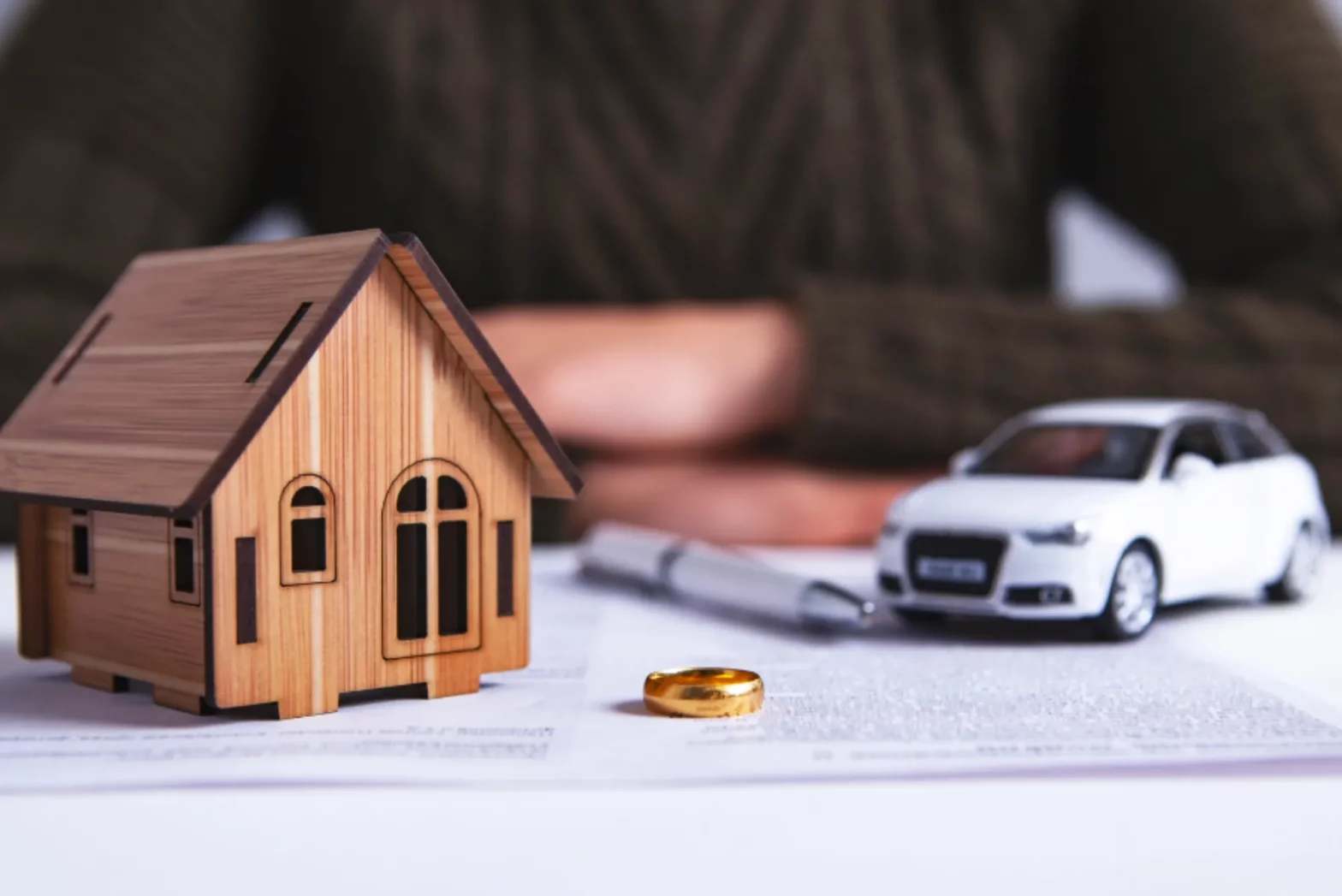 Haus, Auto, Ehering auf Vertrag. ISUV-Themen: Familie, Scheidung, Unterhalt, Homepage.