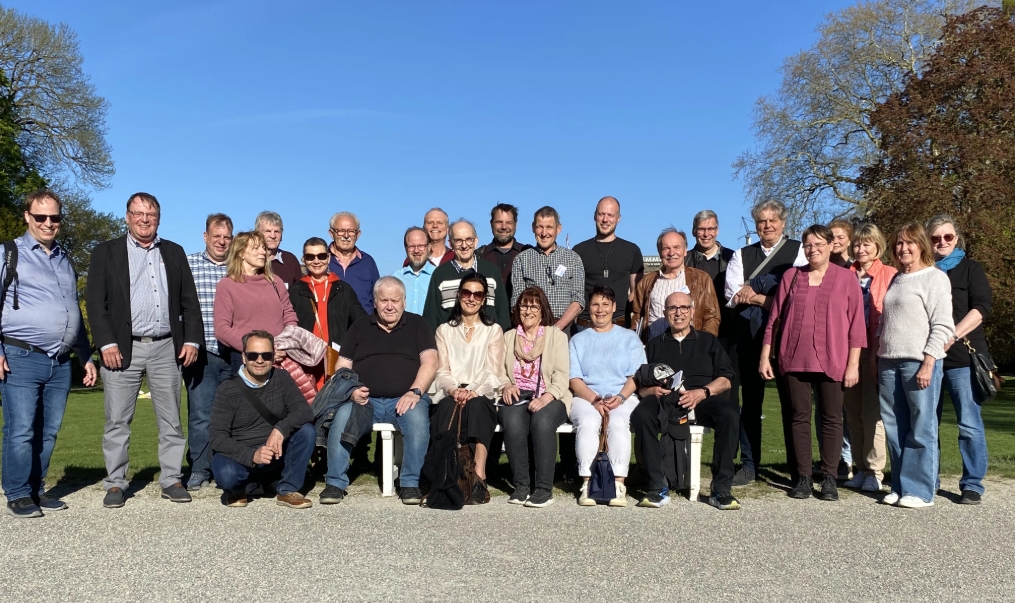 ISUV-Veranstaltung: Gruppe von Personen im Freien. Thema: Frischer Wind für ISUV vor Ort. Beratung, Familie, Scheidung, Unterhalt.