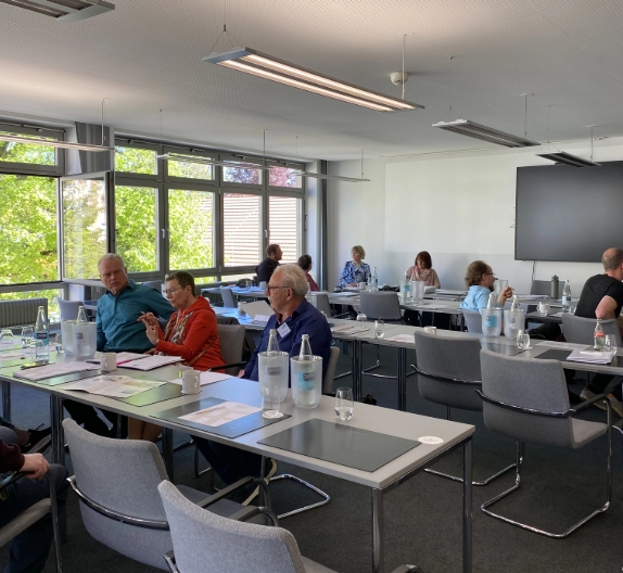 ISUV-Veranstaltung: Teilnehmer sitzen an Tischen im Konferenzraum, Beratung, Familienrecht, Scheidung, Unterhalt im Fokus.